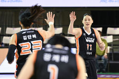 '강이슬 23점' 여자농구 우리은행, 조 1위로 박신자컵 4강행