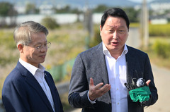 호남 반도체팹 예정지 입장 밝히는 최태원 SK회장