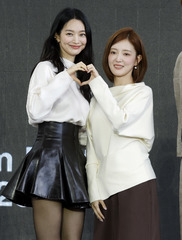 포즈 취하는 신민아-이세영