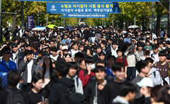 논술 시험 마치고 대학교 나서는 수험생들