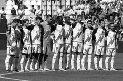 "구단주 나가라!" 팬들 시위에 스페인 프로축구 경기 중단