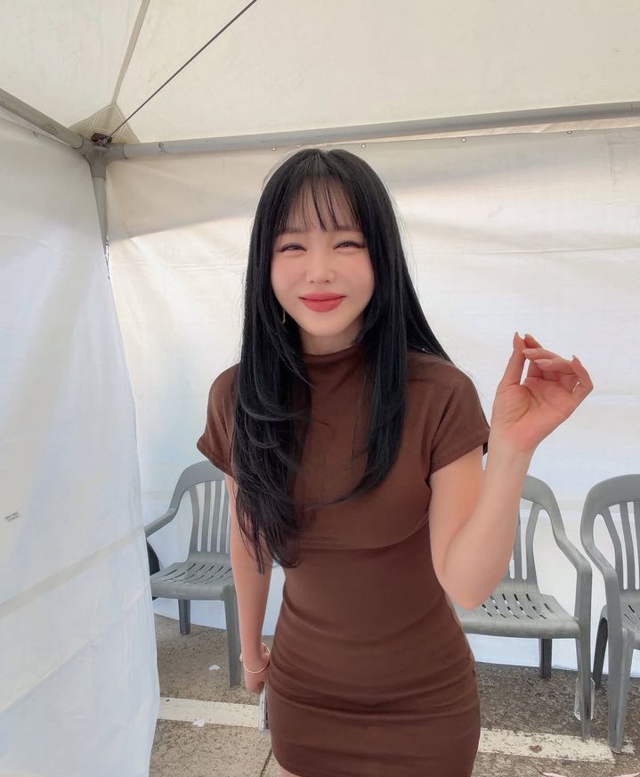 홍진영, 밀착 원피스에 드러난 늘씬한 몸매…'1일 1식' 다이어트 비법