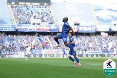 '루이스 해트트릭' K리그2 선두 수원, 안산 4-1 격파…10경기 무패