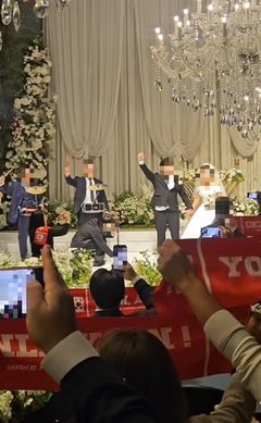 신랑·신부 행진하며 "재판받아라"···SNS 퍼진 '윤어게인' 결혼식 영상