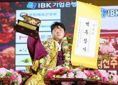 김민재, 추석장사씨름대회 3연패 달성…통산 19번째 백두장사