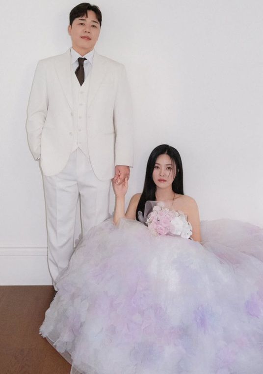 한윤서, '10월의 신부' 됐다…2살 연상과 웨딩마치