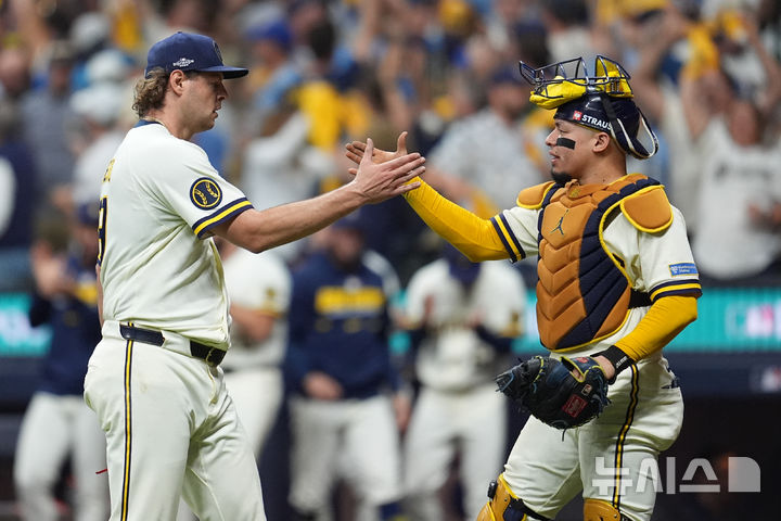 NLCS 1차전 승리 자축하는 밀워키 배터리