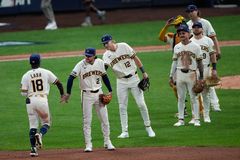 '불펜 4⅔이닝 무실점' 밀워키, 다저스 꺾고 NLCS 1차전 기선제압