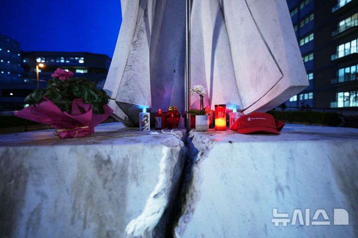 레오 교황 수술 앞두고 쾌유 기원하는 촛불