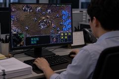 하루 9시간 '스타' 접속…국보연 직원 5명 '견책' 그쳐
