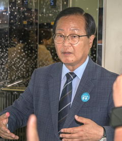 완주군수, 6시간 소환조사…공사대가 여론조사 참여의혹
