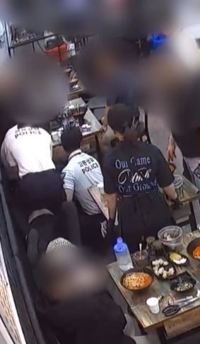 점심 식사 중 손님 쓰러지자…숟가락 내려놓고 달려간 경찰관들