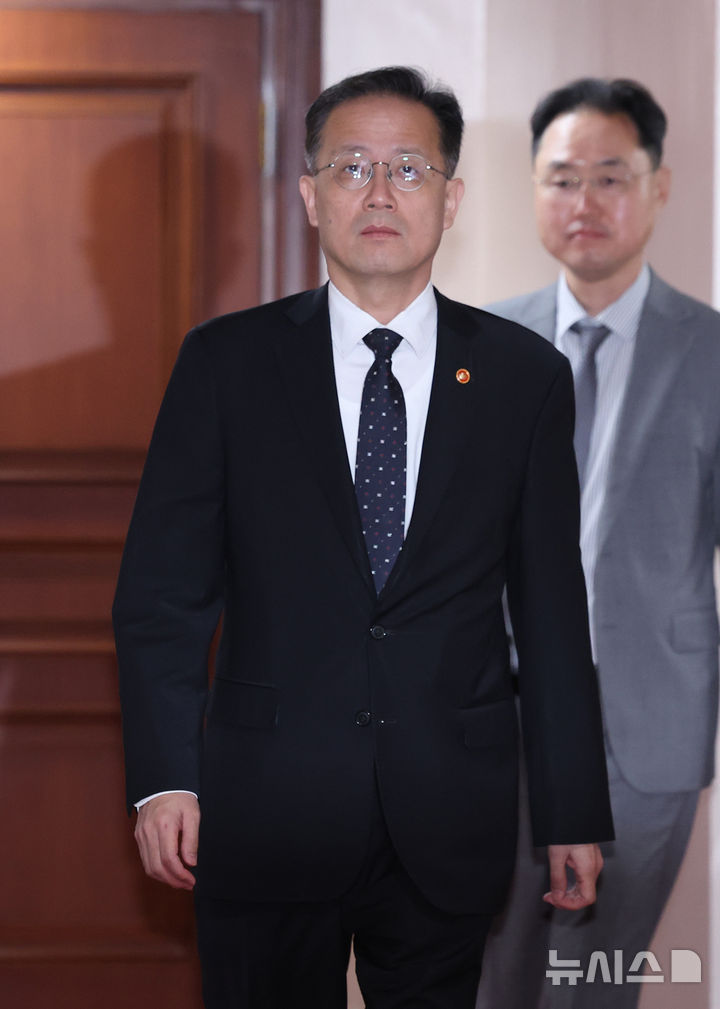 대외경제장관회의 입장하는 이형일 부총리