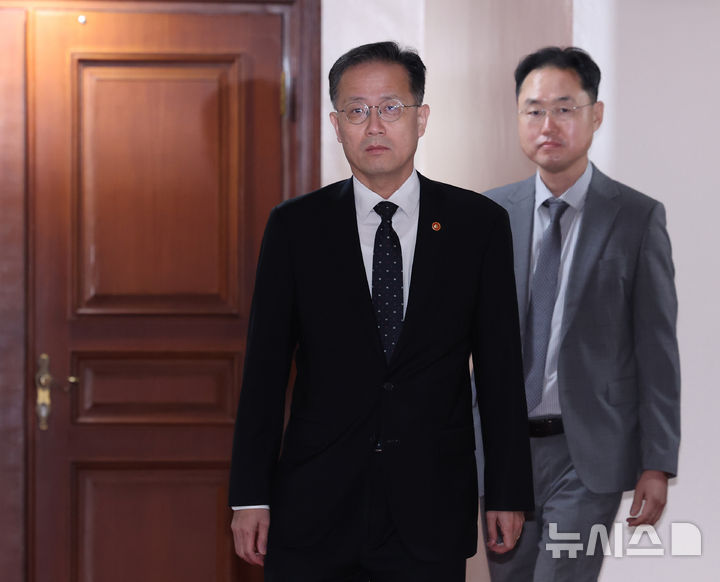 회의 입장하는 이형일 부총리