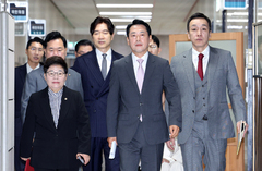 최고위원회의 참석하는 장동혁 국민의힘 대표와 지도부