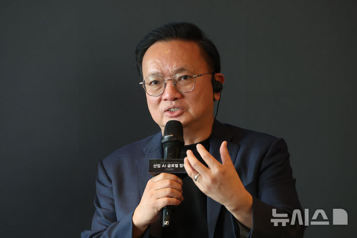 사회자 질문에 답하는 크리스토퍼 응우옌 총괄위원장