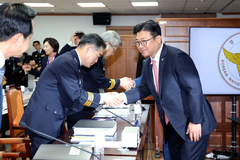강명구 국민의힘 간사와 인사하는 김종철 경찰청장 직무대행