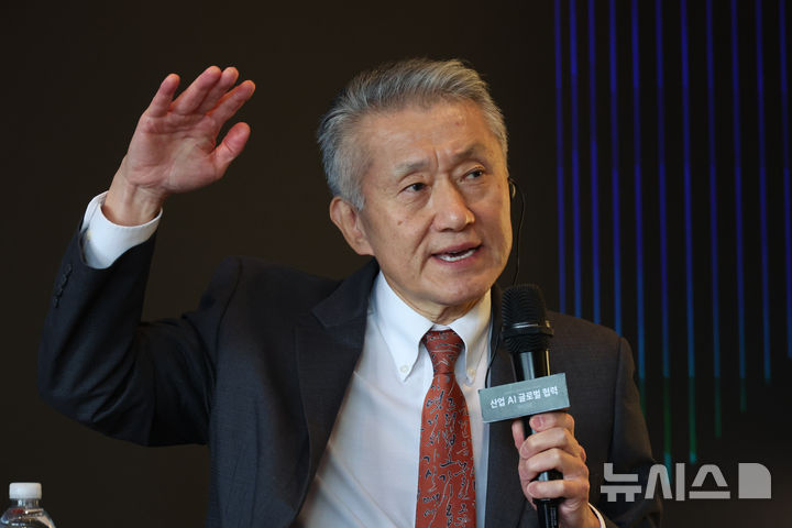 사회자 질문에 답하는 지미 리 회장