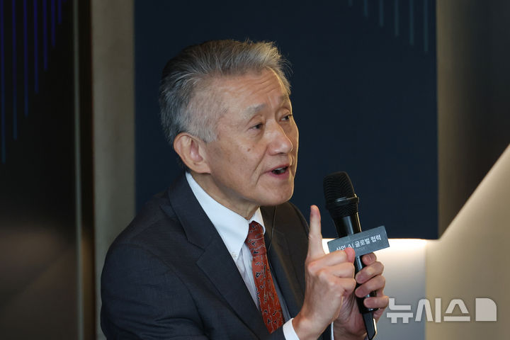 사회자 질문에 답하는 지미 리 회장