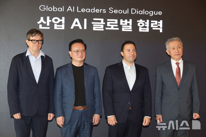 기념촬영하는 AI 리더들
