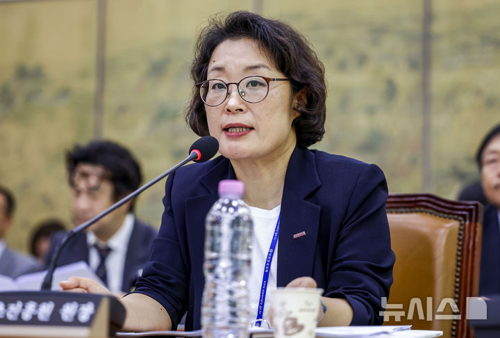 김윤지 콘진원장, '성남·경기라인 부당개입' 의혹 부인