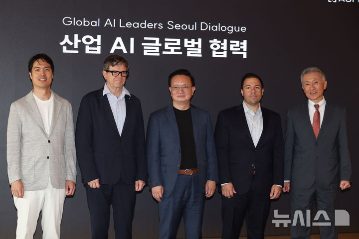 기념촬영하는 참석자들