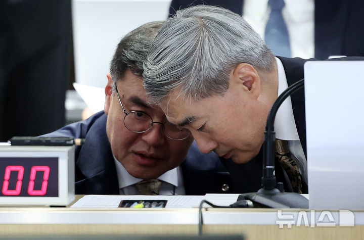 귀엣말하는 신현송 한은 총재