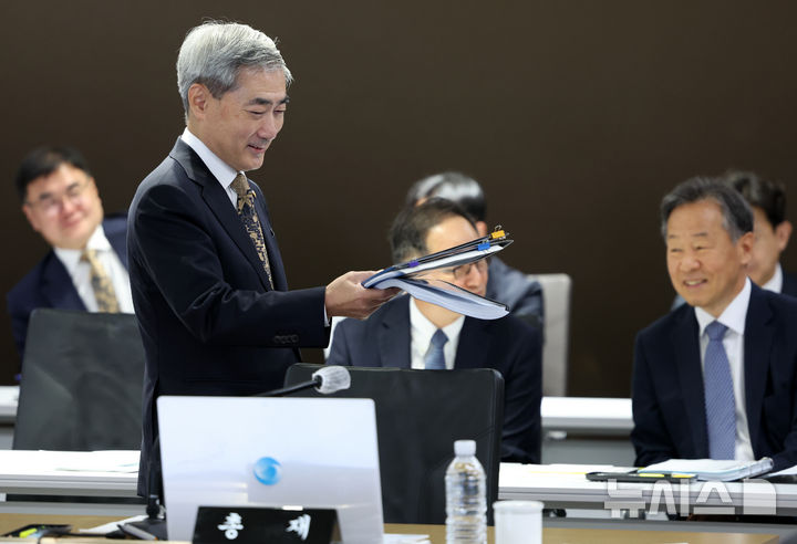 국감 출석하는 신현송 한은 총재