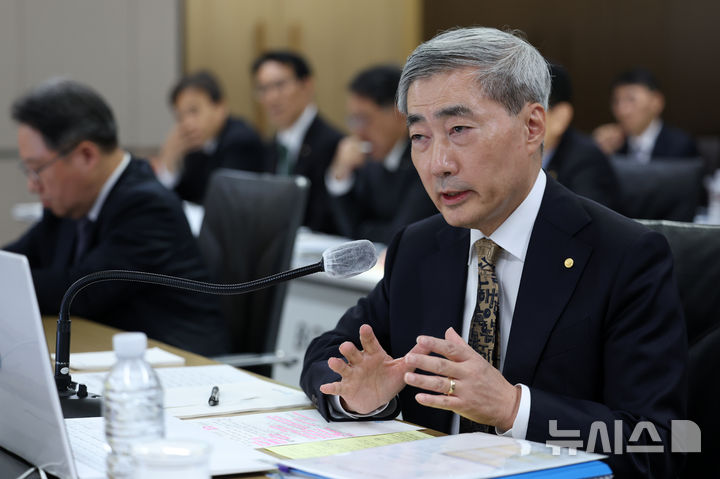 국감 답변하는 신현송 한은 총재