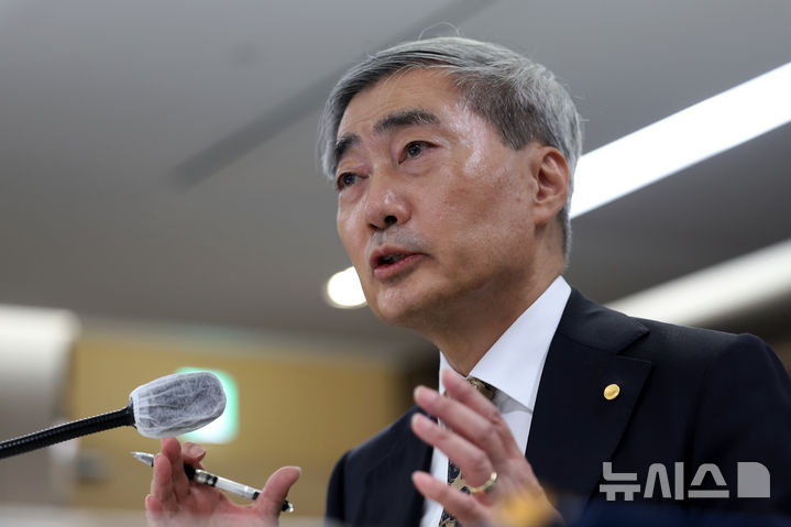 답변하는 신현송 한은 총재