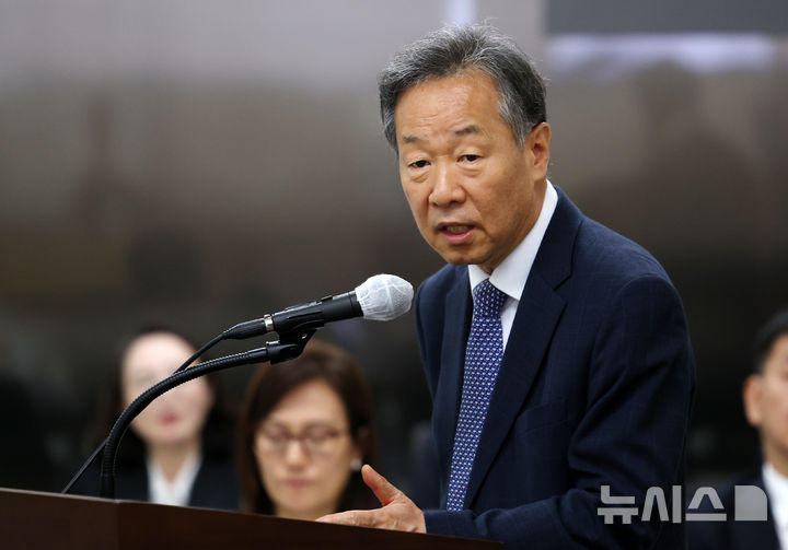 답변하는 황건일 금통위원