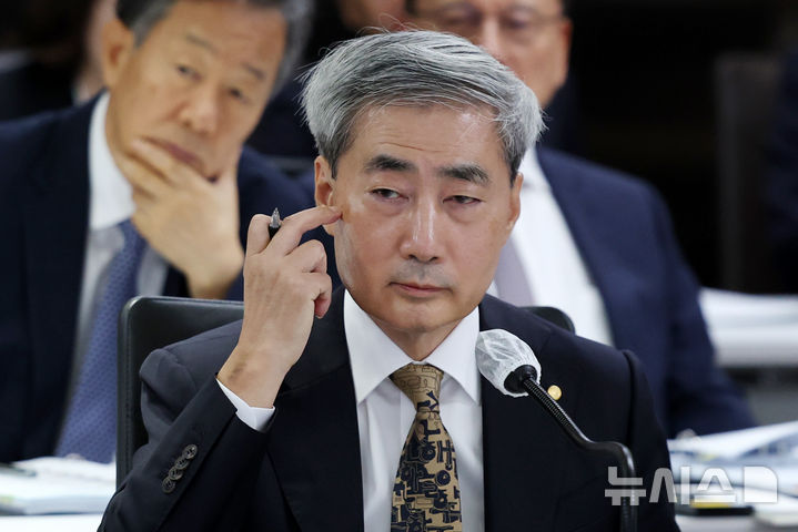 질의 듣는 신현송 한은 총재