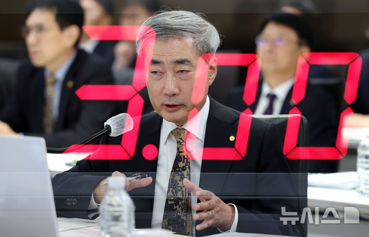 국감 답변하는 신현송 한은 총재