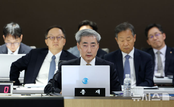 답변하는 신현송 한은 총재