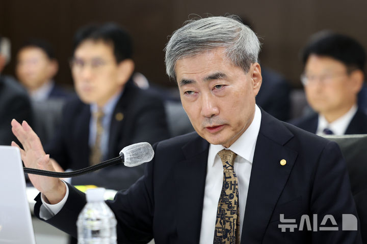 답변하는 신현송 한은 총재