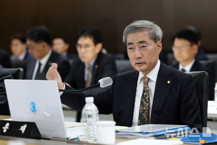 국감 답변하는 신현송 한은 총재