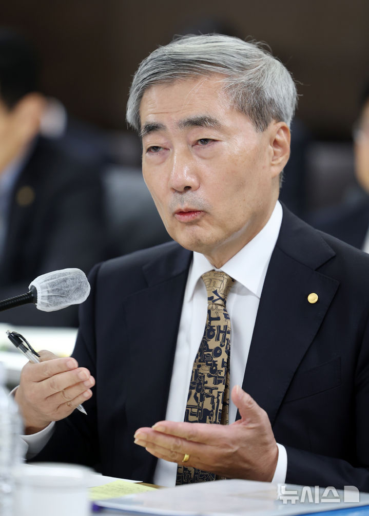 답변하는 신현송 한은 총재
