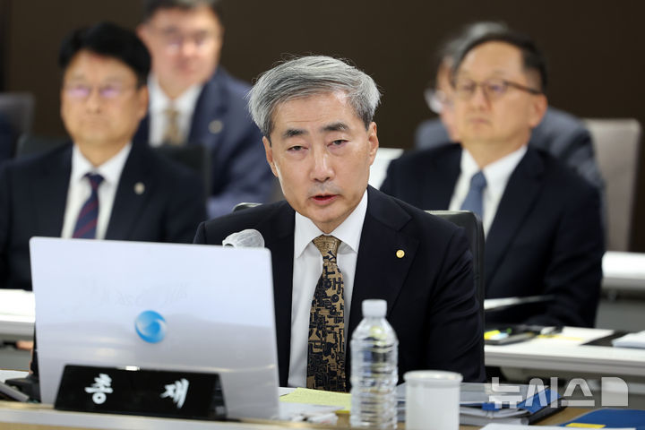 국감 답변하는 신현송 한은 총재