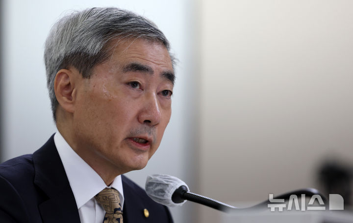 답변하는 신현송 한은 총재
