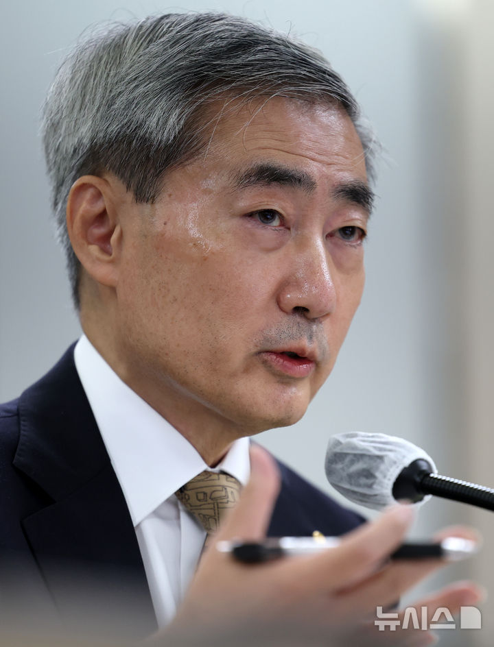 답변하는 신현송 한은 총재