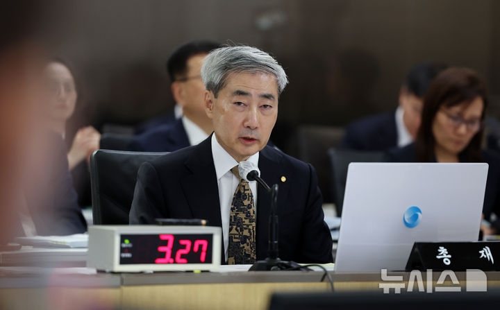 답변하는 신현송 한은 총재