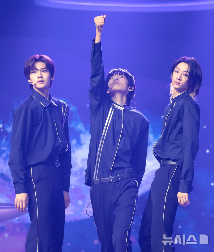 데뷔 무대 가진 A20 SOUL