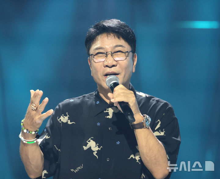 인사말하는 이수만 키 프로듀서