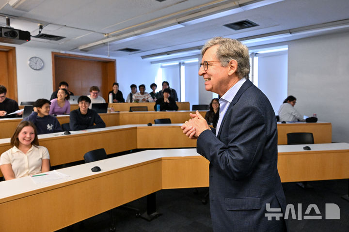 우드퍼드 콜럼비아대 교수, 2026 노벨 경제학상 수상