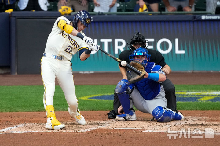 NLCS 2차전서 2타점 적시타 치는 옐리치