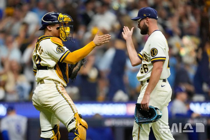 NLCS 2차전 승리 자축하는 밀워키 배터리