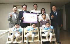 최대호 안양시장, 세쌍둥이 가정 방문…"무럭무럭 자라길"