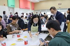 수원출입국청, 짜장면으로 이주배경 청소년 응원