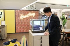 "150개" 브라이틀링 아기상어 시계…대구 신세계百 팝업