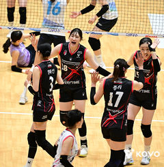 여자배구 정관장, 컵대회서 SOOP 3-0 완파…권순찬 감독 체제 첫 승
